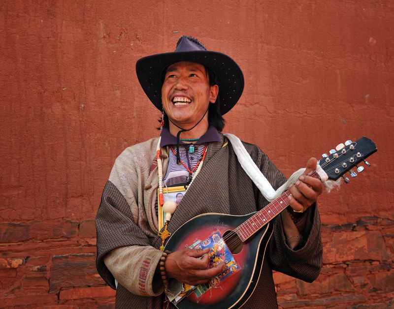 弹奏“毕旺居芒” 的藏族小伙子1.jpg