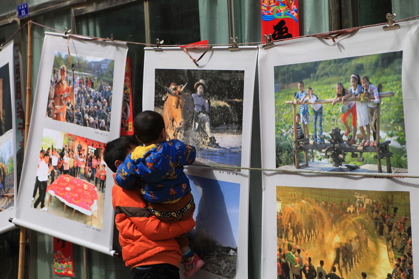 IMG_1976在光山白雀办街头影展--茶山行.jpg