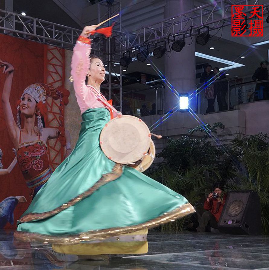 《朝鲜族舞蹈演员》.jpg