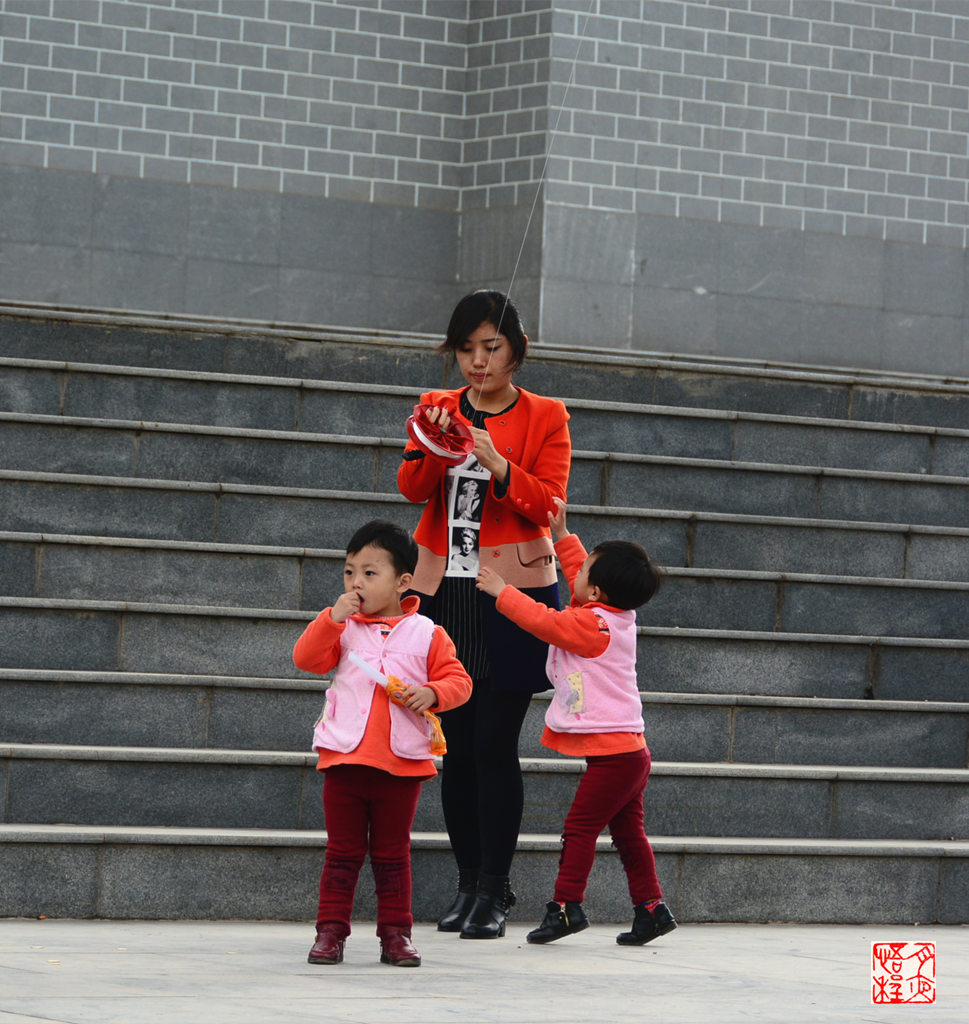 娘仨放风筝F (5).jpg