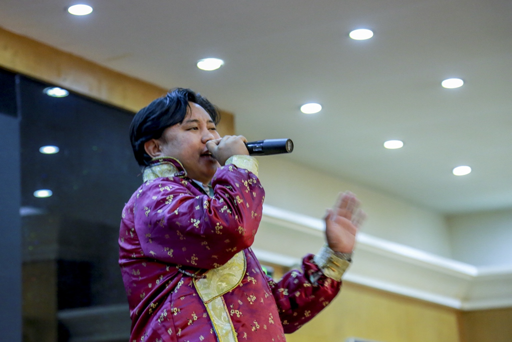 青海藏族歌手的激情演唱