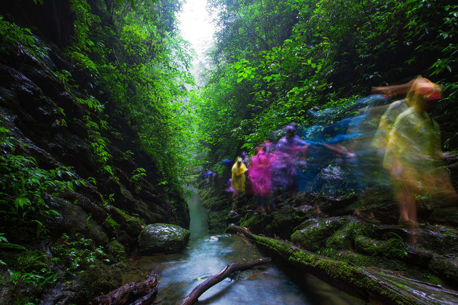 三等奖穿越坐龙峡-王克炼（秀山）.jpg