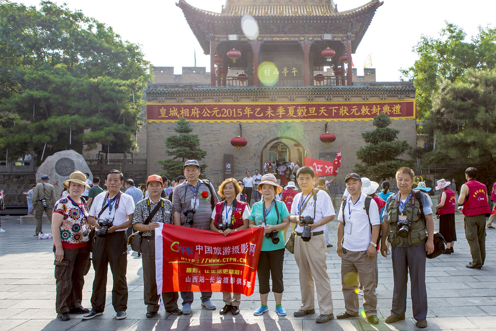 长治俱乐部代表与山西省站邢主席合影状元游行-张宏伟摄影.jpg