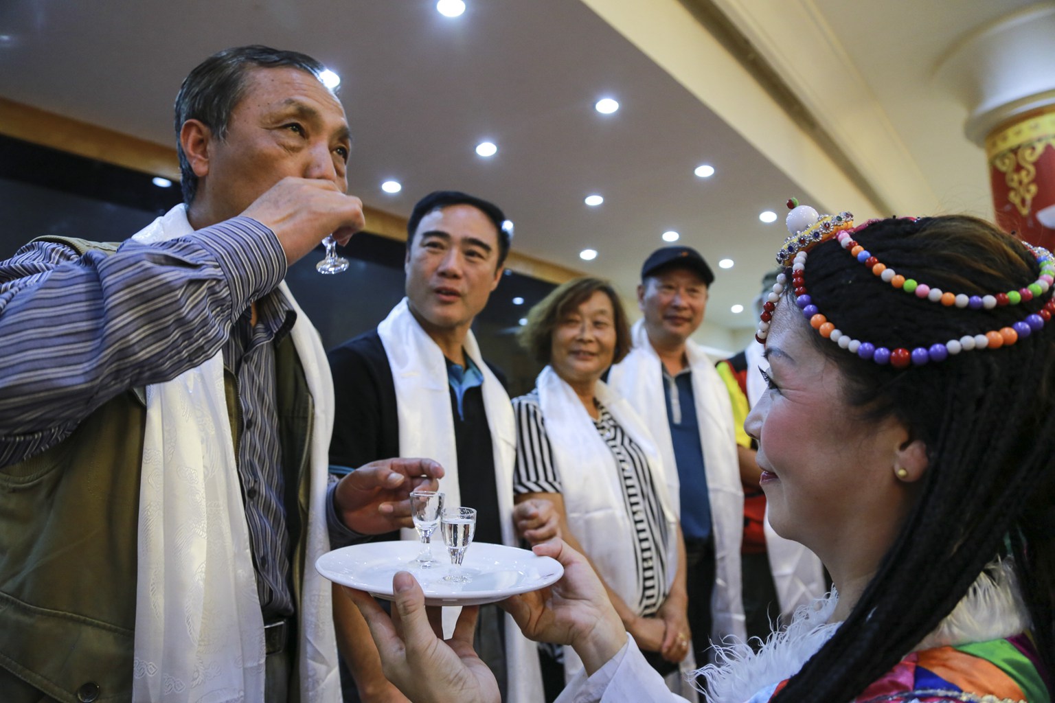 12、按藏族的礼节向总部主席和贵宾敬献哈达、敬美酒7.jpg