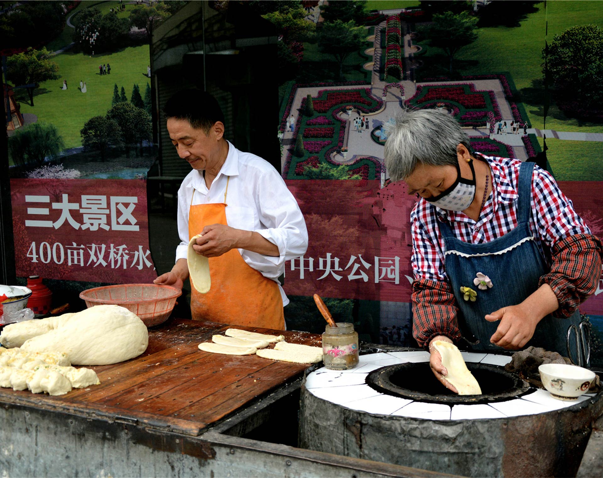 饼进炉膛.JPG