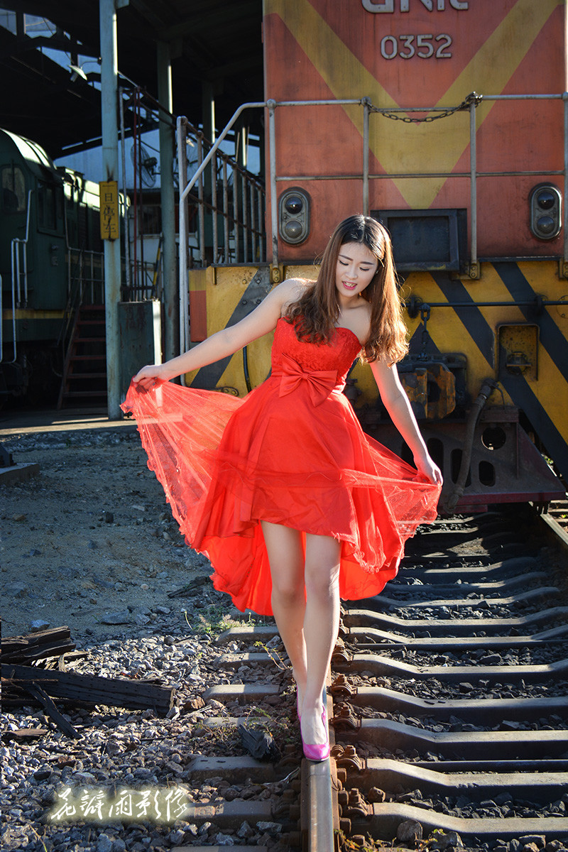 《红裙少女》倪川德-摄影，电话：13002815745 .jpg