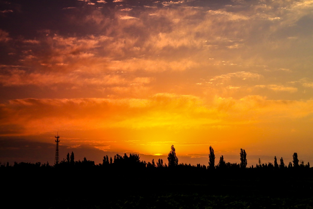 边关朝霞满天红