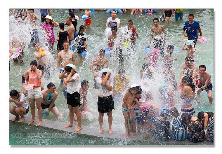 休闲娱乐专辑7--6图-3《夏日人们乐在水中》--支箭-独创用杆撑相机摄于成都乡镇.jpg