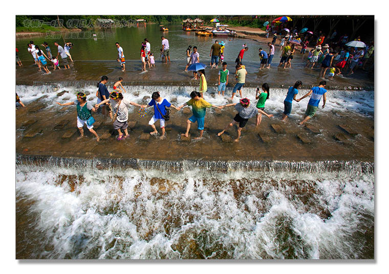 休闲娱乐专辑7--6图-6《夏日人们乐在水中》--支箭-独创用杆撑相机摄于成都乡镇.jpg