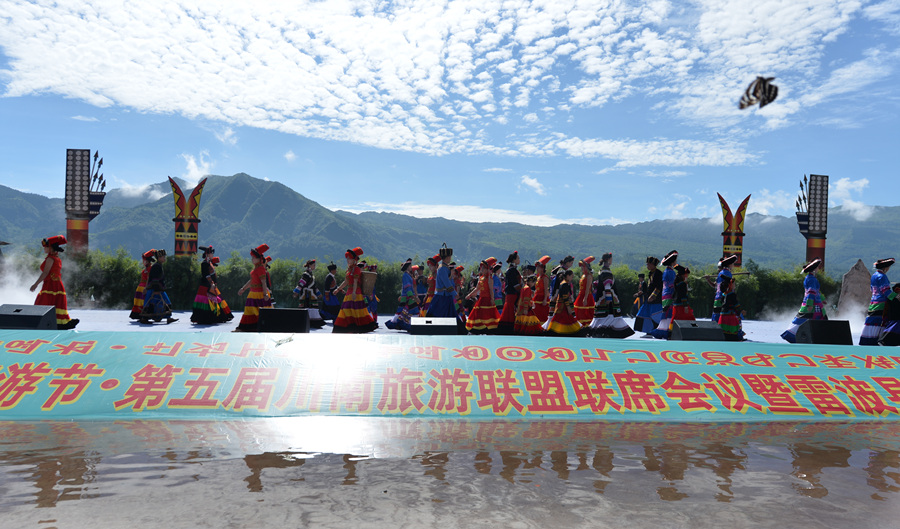 雷波县第二届孟获文化旅游节"在马湖景区举办