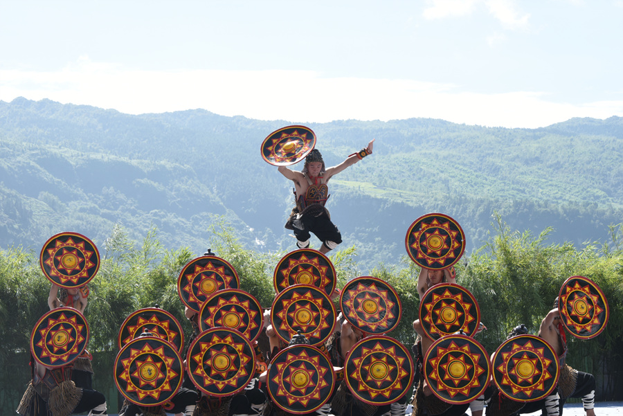 雷波县第二届孟获文化旅游节"在马湖景区举办
