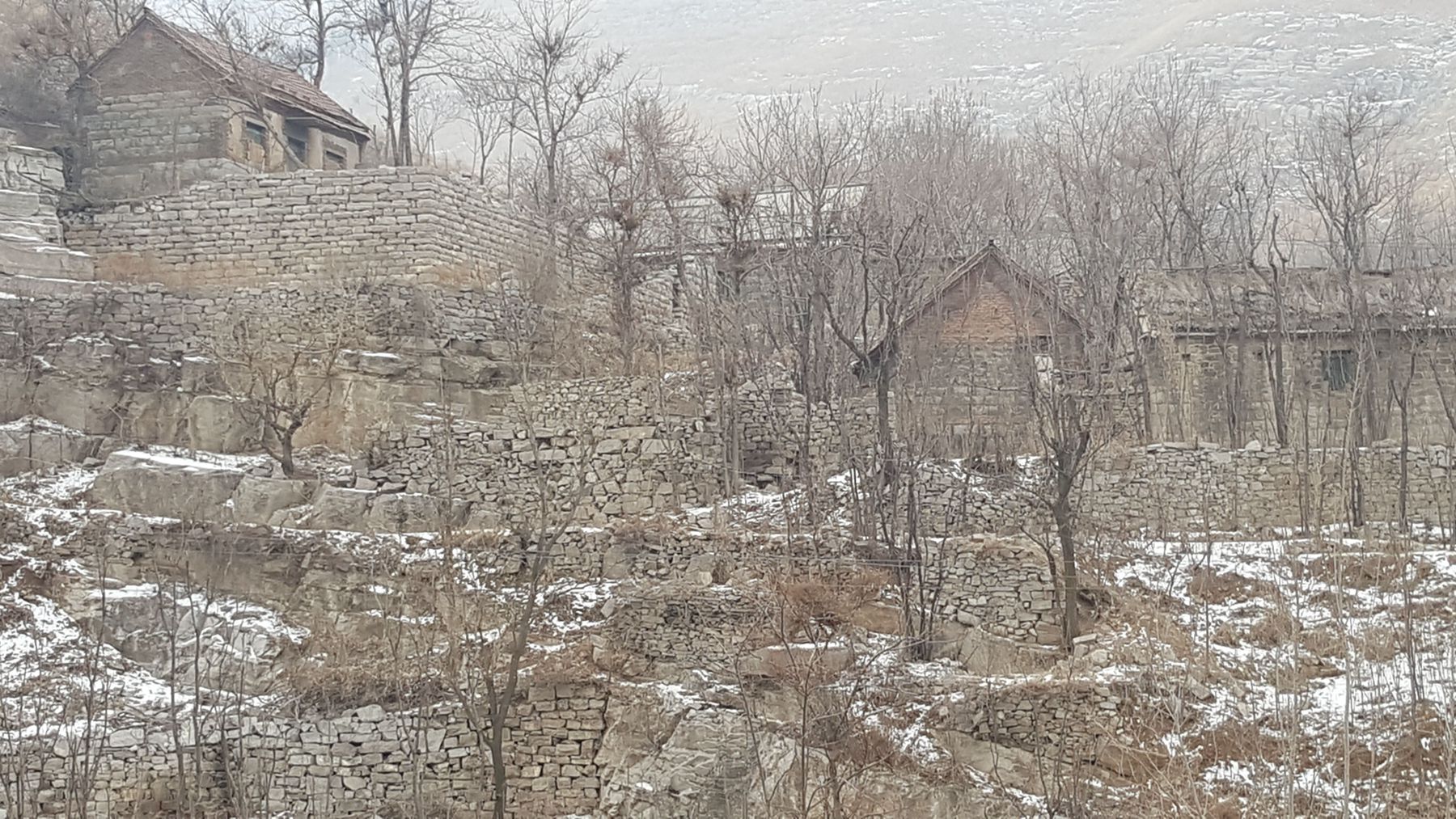 1.走近村口，第一眼看到是整个沿着山根两侧全部用石头建在山坡上的房子错落有致。_副本.jpg