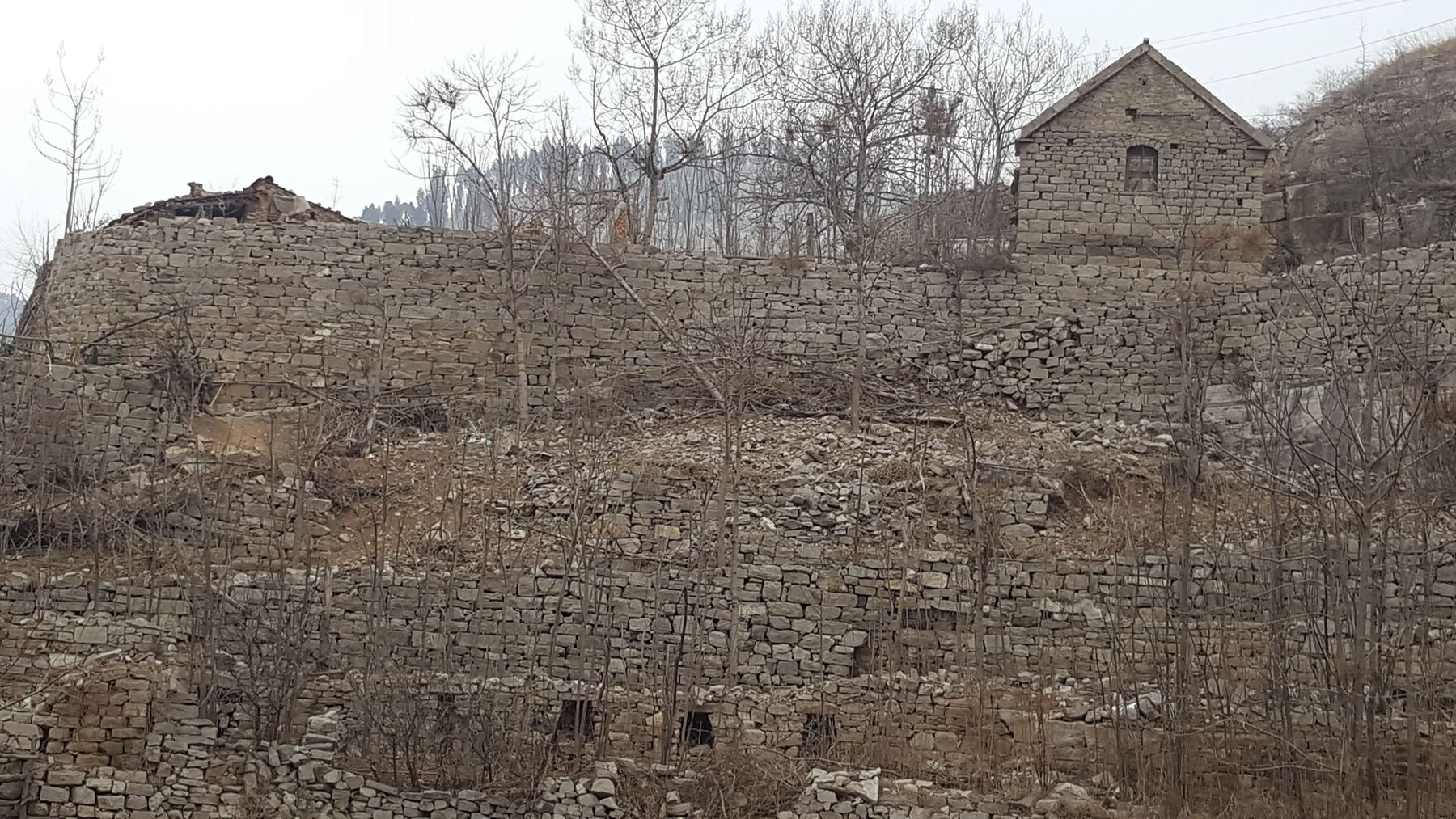 2.村里最显眼的是这座建在山脚下，全部由石头垒砌的城堡一样的房子，当年这可能是村里.jpg