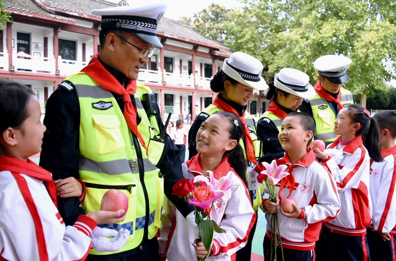 《微笑苹果送交警》(胡波)(15228141110)_5336.JPG