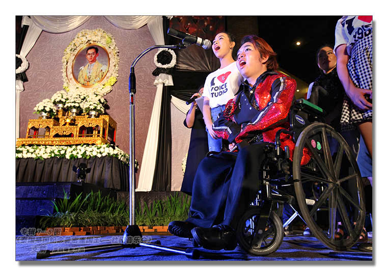人文专辑7--5图-1《泰国举国纪念普密蓬国王--社团音乐会》---支箭-独创用杆撑相机摄于.jpg