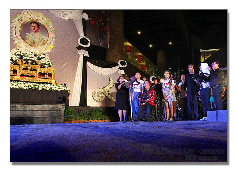人文专辑7--5图-4《泰国举国纪念普密蓬国王--社团音乐会》---支箭-独创用杆撑相机摄于.jpg