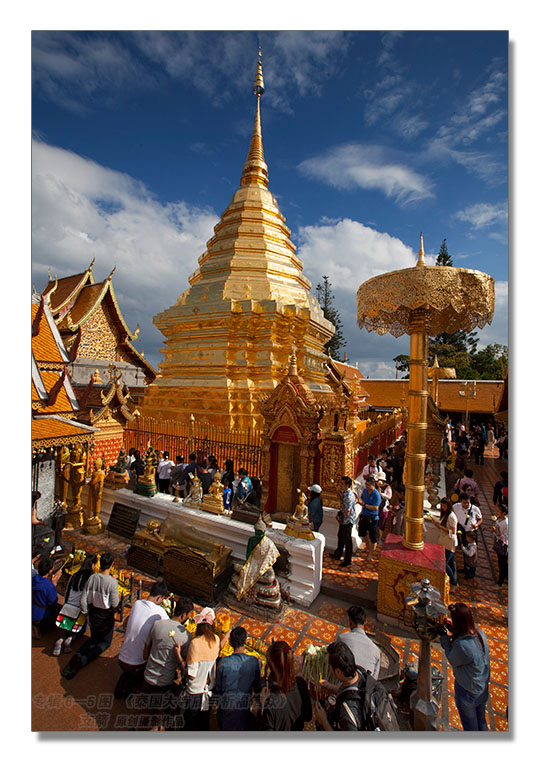 宗教信仰专辑6--5图-1《泰国大寺庙与祈福信众》---支箭-独创用杆撑相机拍摄.jpg