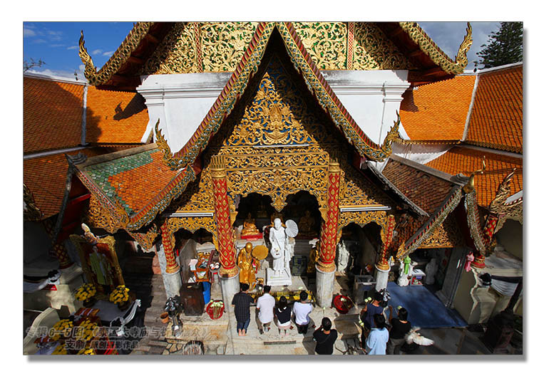 宗教信仰专辑6--5图-3《泰国大寺庙与祈福信众》---支箭-独创用杆撑相机拍摄.jpg