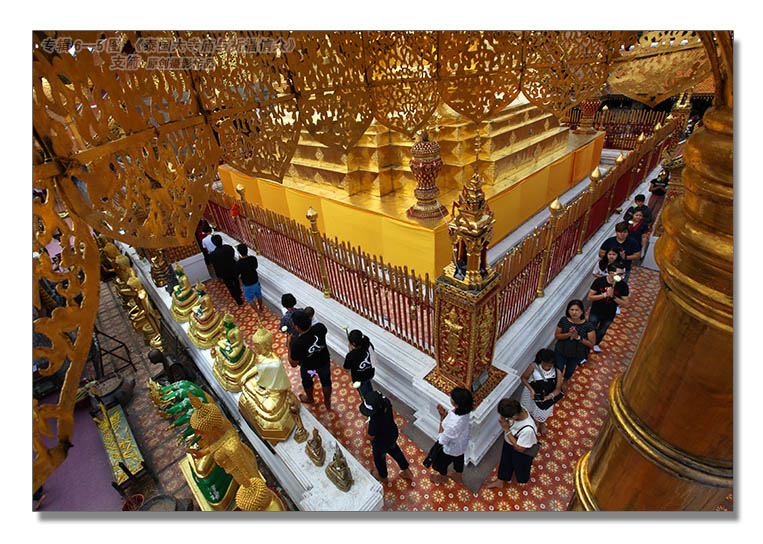 宗教信仰专辑6--5图-5《泰国大寺庙与祈福信众》---支箭-独创用杆撑相机拍摄.jpg