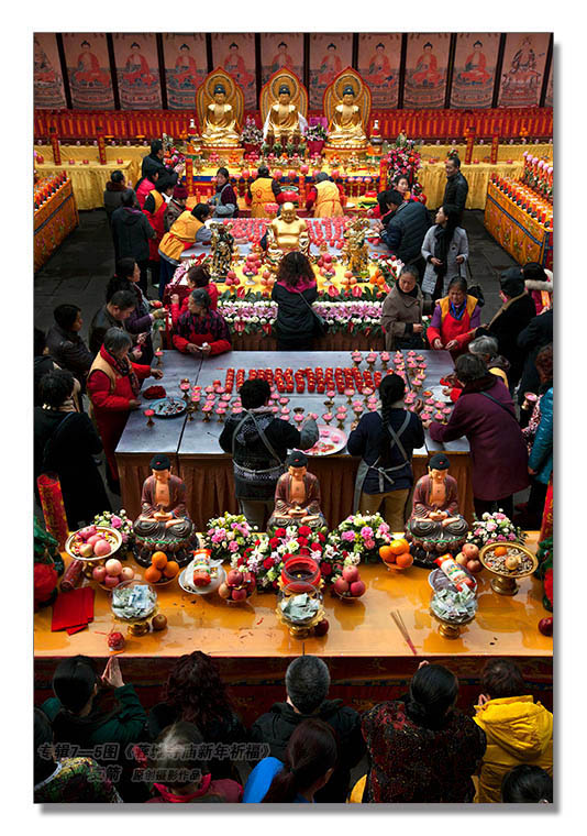 宗教信仰专辑7--5图-1《蓉城寺庙新年祈福》--支箭-独创用杆撑相机摄于成都.jpg