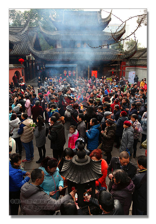 宗教信仰专辑7--5图-4《蓉城寺庙新年祈福》--支箭-独创用杆撑相机摄于成都.jpg