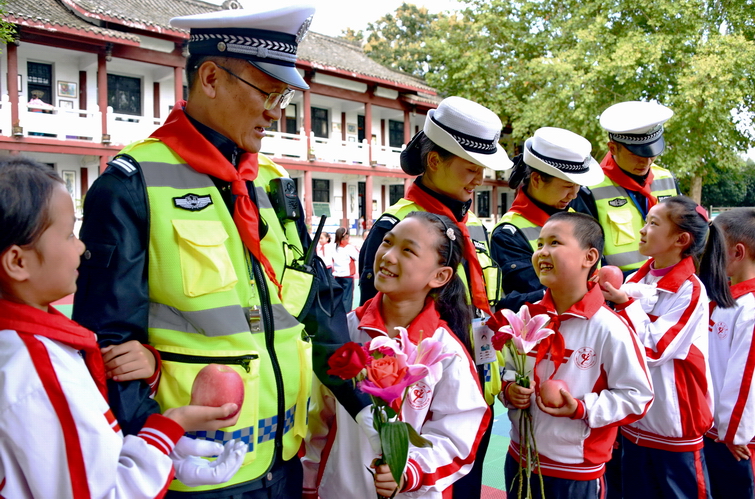 《“微笑苹果”送交警》_5336 (1).JPG