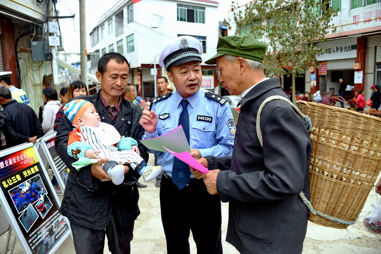 《交警“下乡赶场”送平安》_6820 (1).JPG