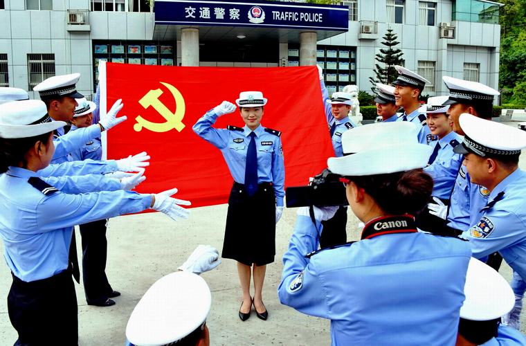 《在党旗前留下风采》_8428 (1).JPG