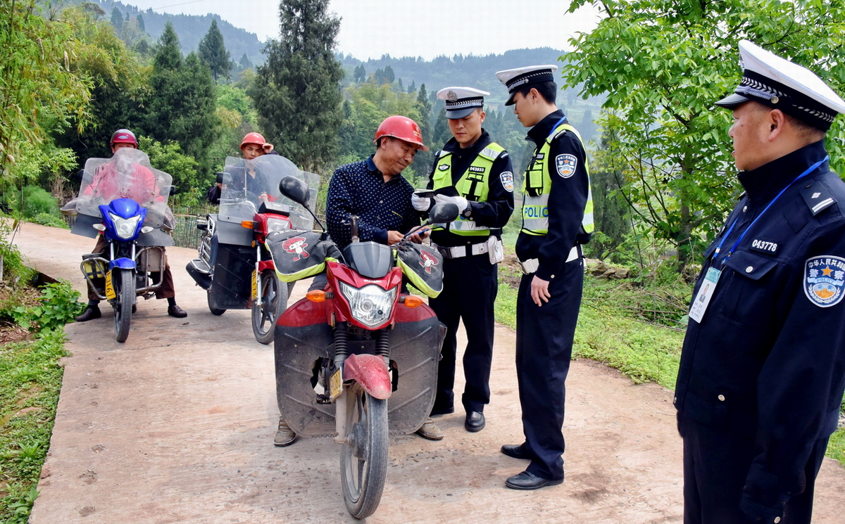 《“大劝导”织牢交通安全网》_5907.JPG