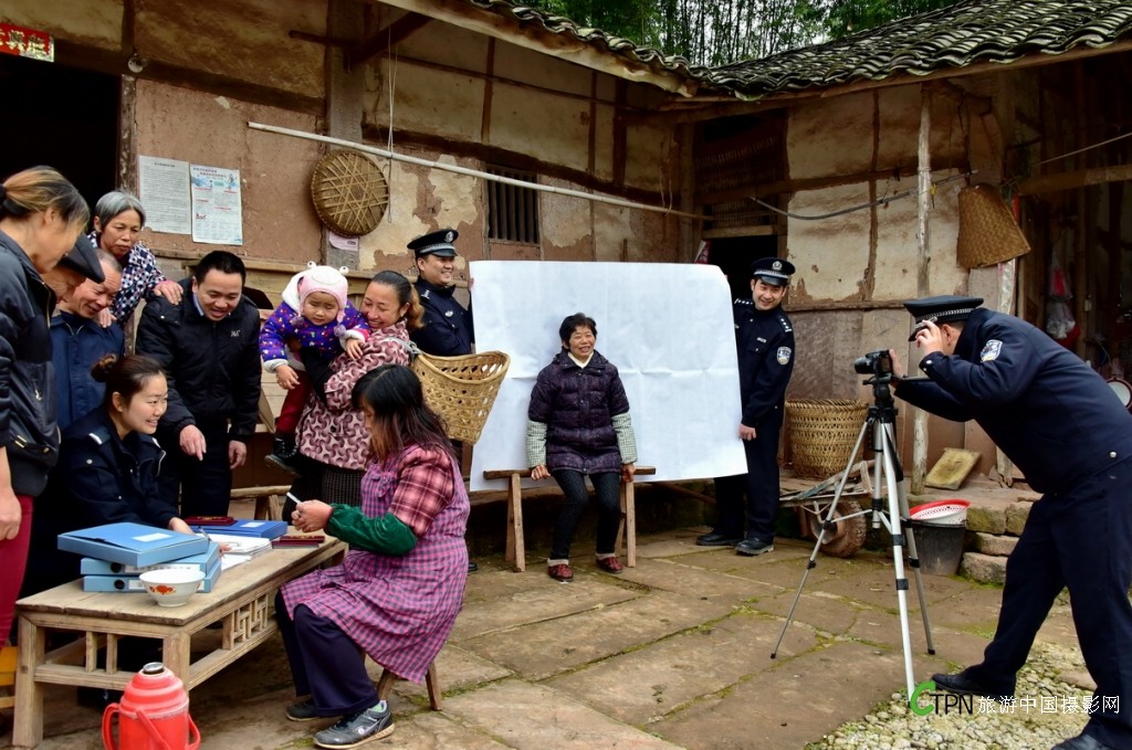 《“农家警察” 办证到农家》_9376 (1).JPG