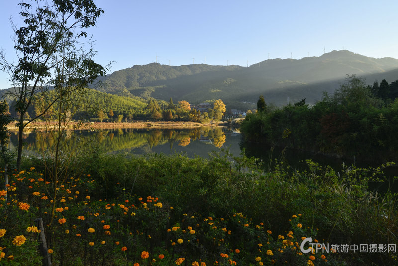 湖中小景