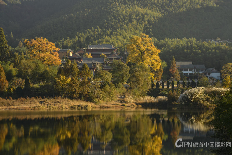 湖中小景