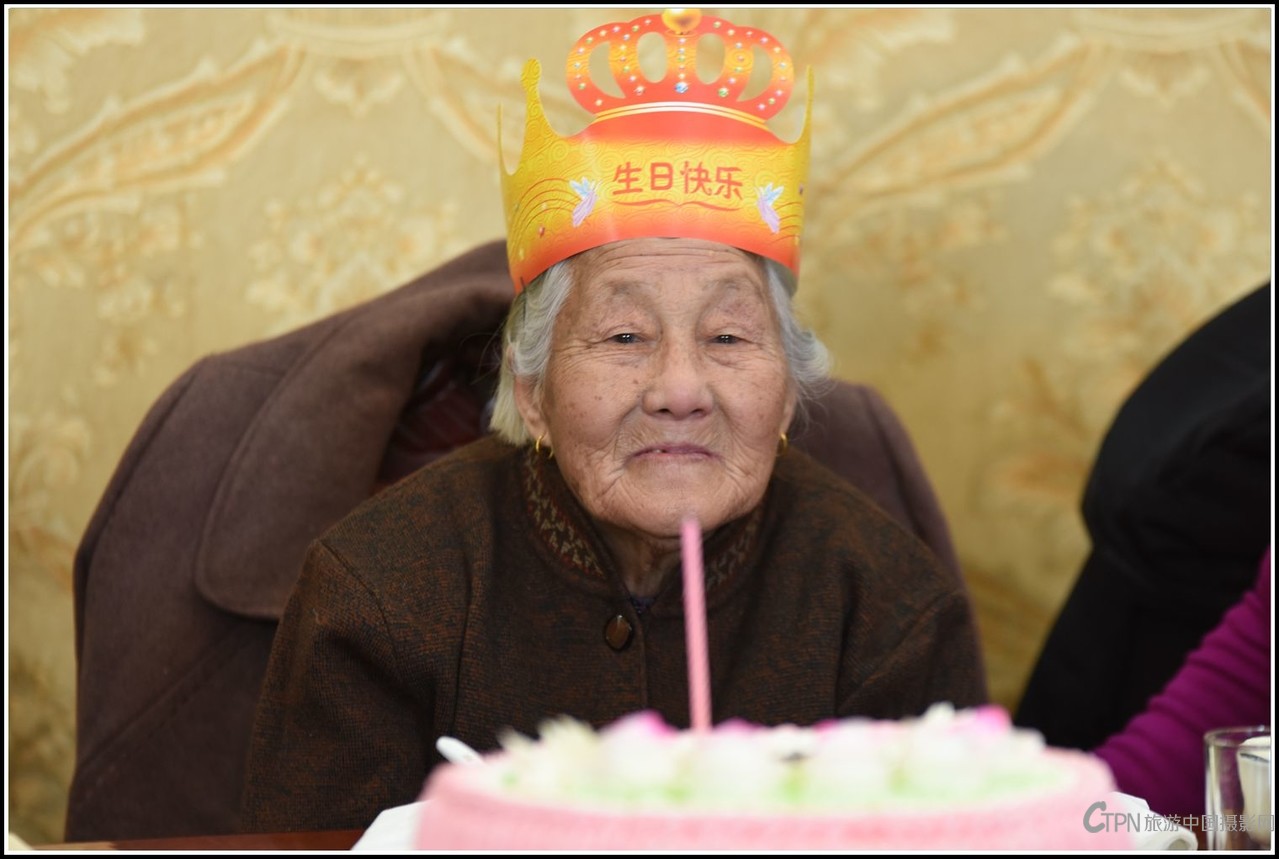 张家义务行医的第三代传人赵临桂的90岁大寿.jpg