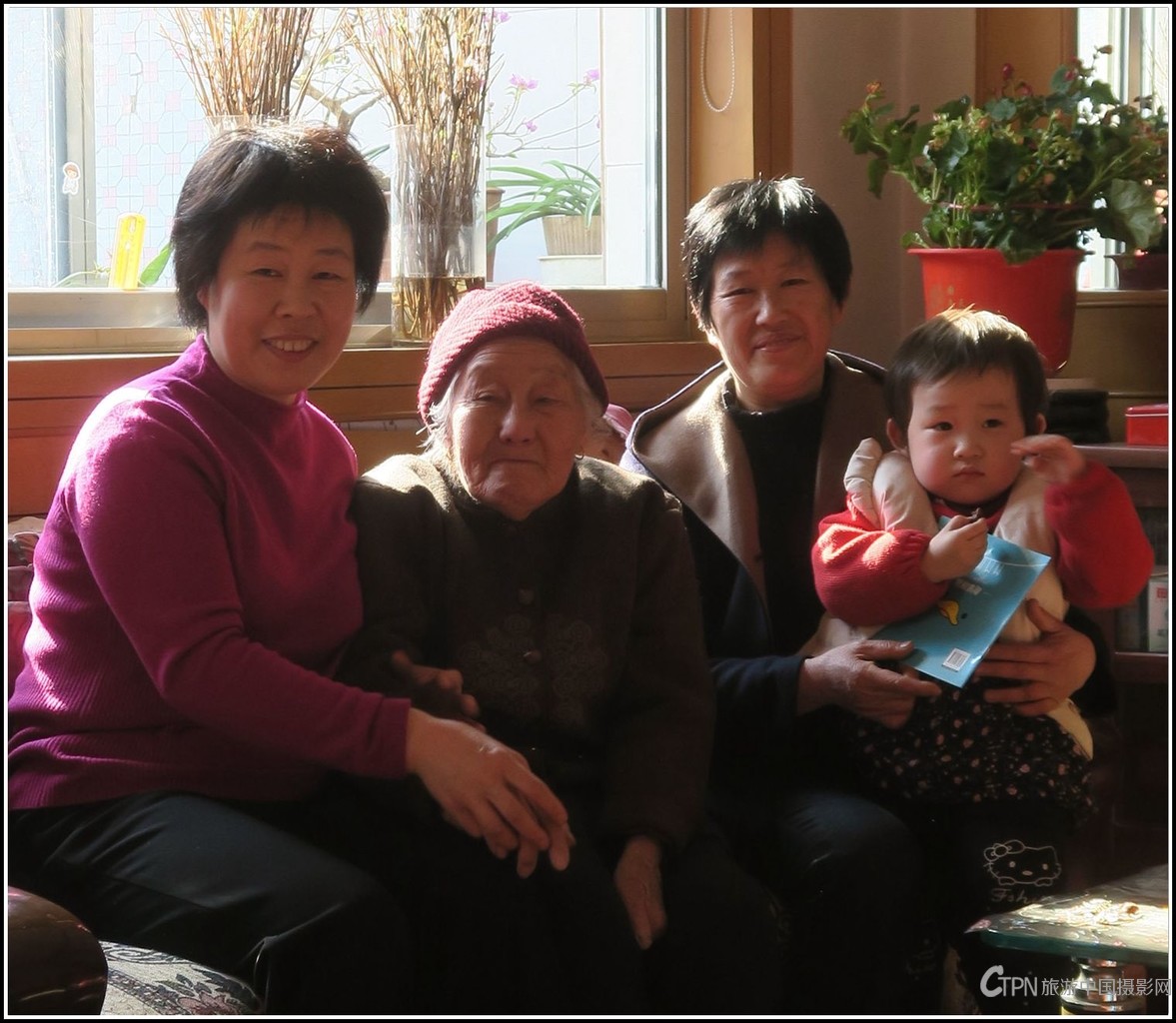 右一为张家义务行医第四代传人张红.jpg
