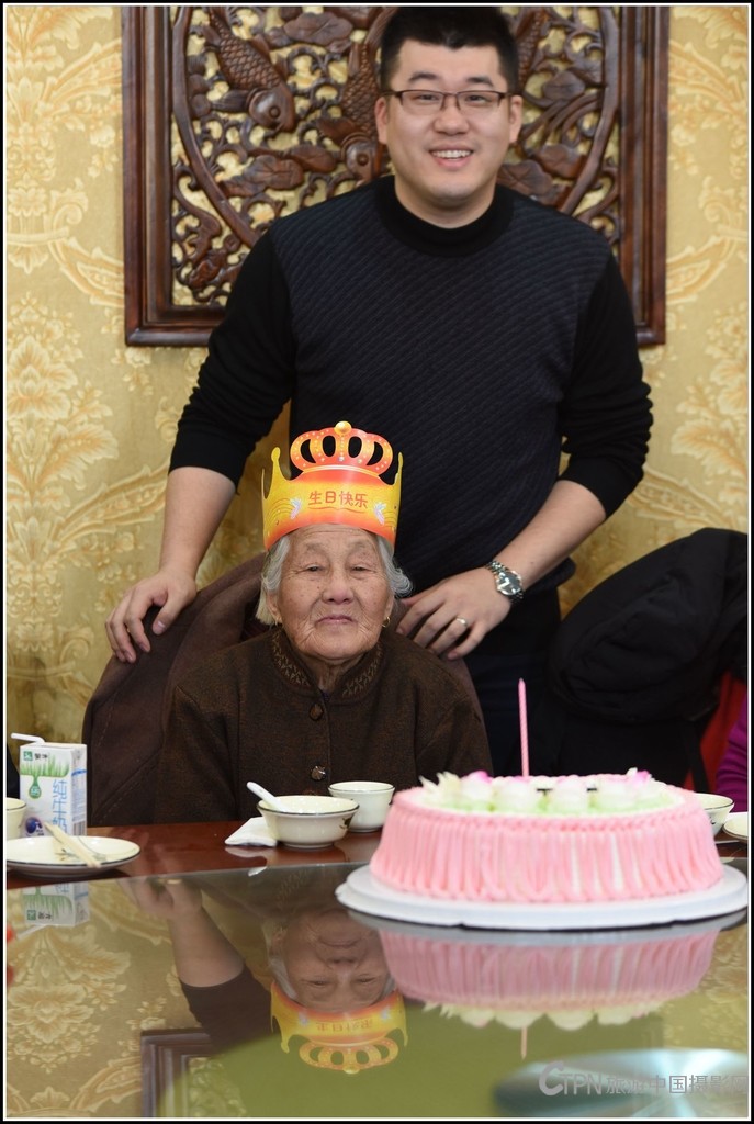 老人的长孙从徐州赶来为她祝寿.jpg