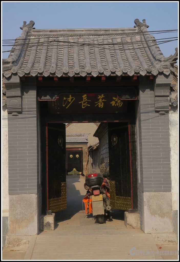 最近重新修缮一新的张家老宅大门.jpg