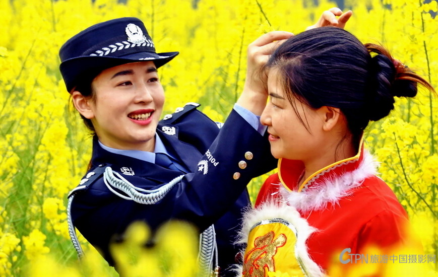 《油菜花香警民情》_6911 (1) (1) (1).JPG
