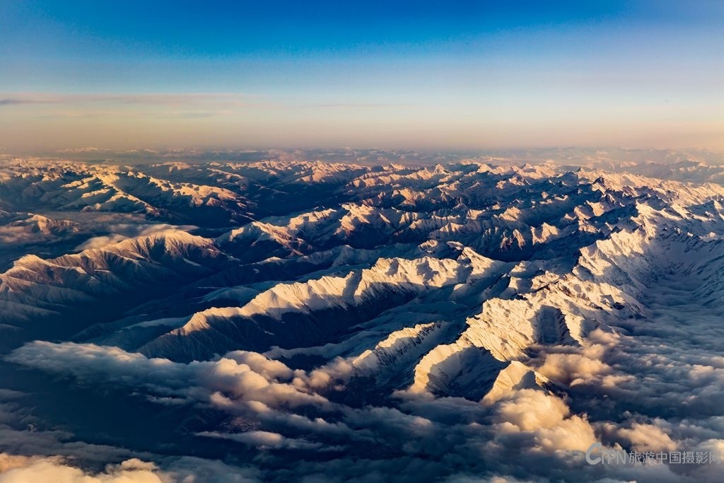 重庆至林芝的飞机上俯瞰拍摄雄伟壮观连绵不断的雪山