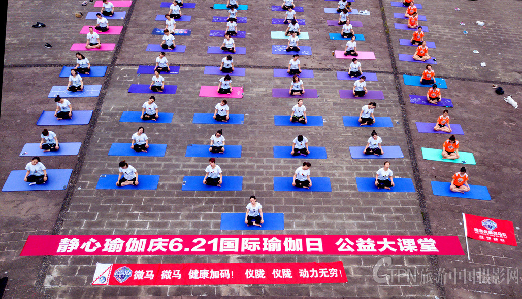中国旅游摄影网南充站参加6.21国际瑜伽日活动
