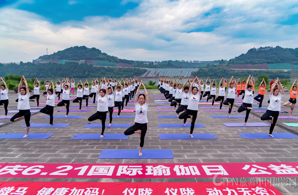 中国旅游摄影网南充站参加6.21国际瑜伽日活动
