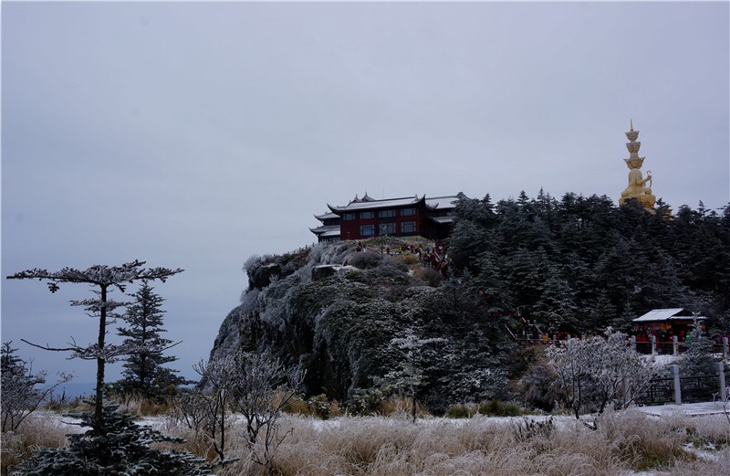 风景名胜类：10《初冬峨眉山》拍摄于四川峨眉山。作者：陈培荣，15266566177，山东蓬莱海梦苑小区。身份证370622195208040026_副本.jpg