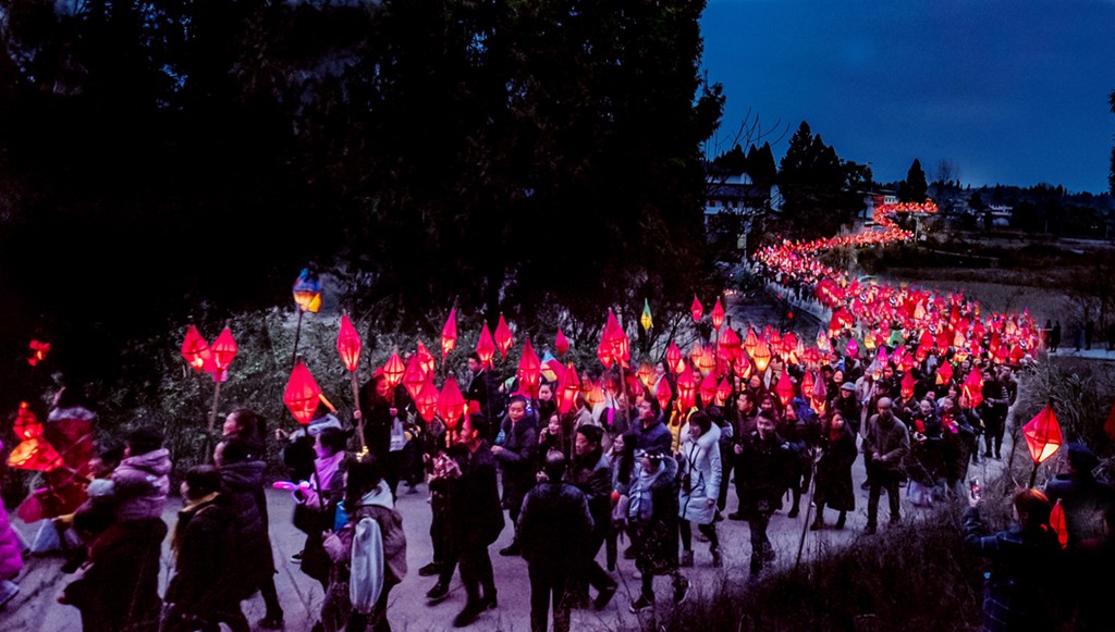 嘉陵区三会镇举办第八届蛴蟆节，数万人欢聚点灯送瘟神