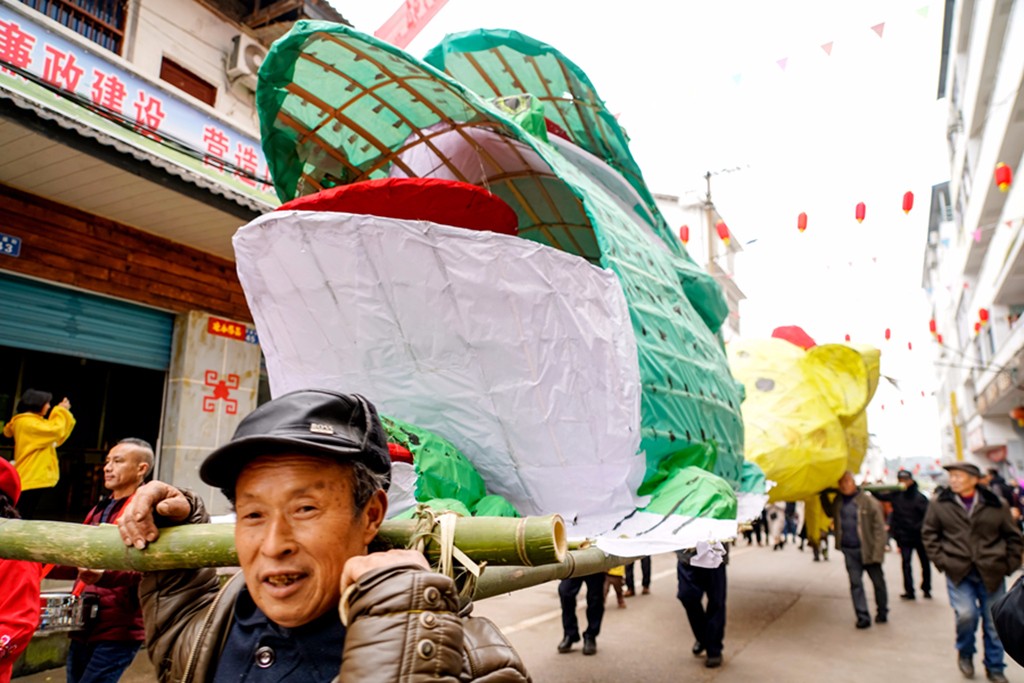 嘉陵区三会镇举办第八届蛴蟆节，数万人欢聚点灯送瘟神