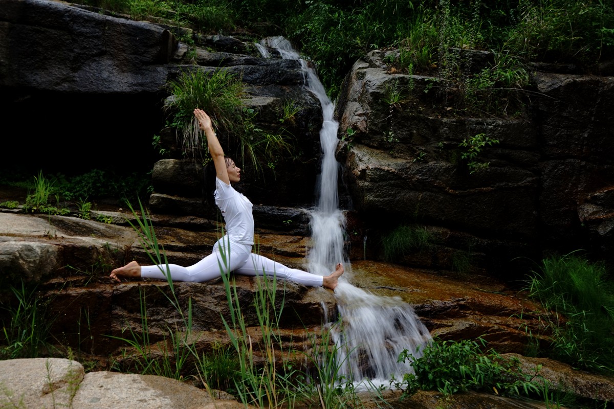三.5人文纪实《山水瑜伽》拍摄于蓬莱艾山脚下.jpg