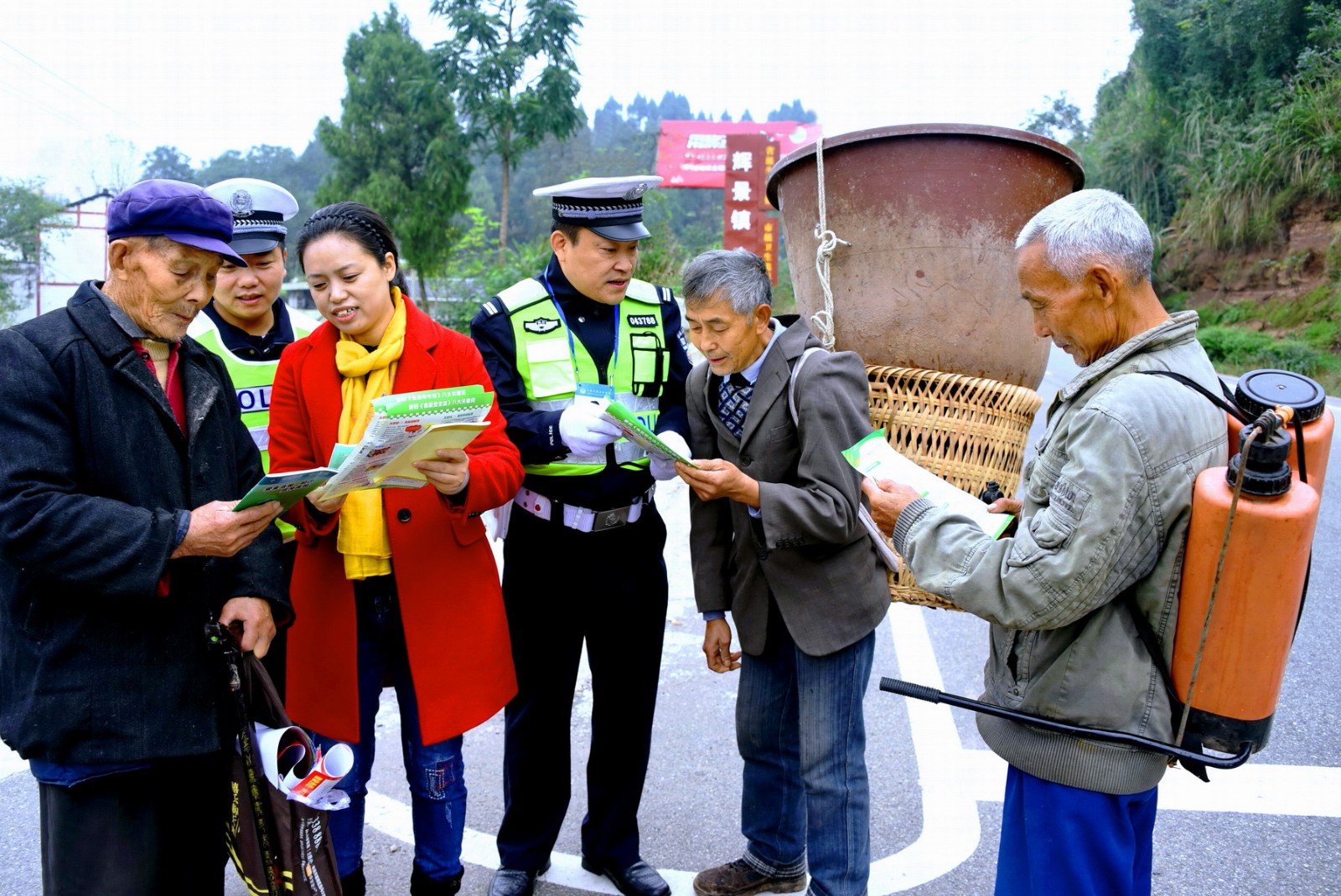 【红色影像】《交警“赶场”摆“安全龙门阵”》_0893.JPG