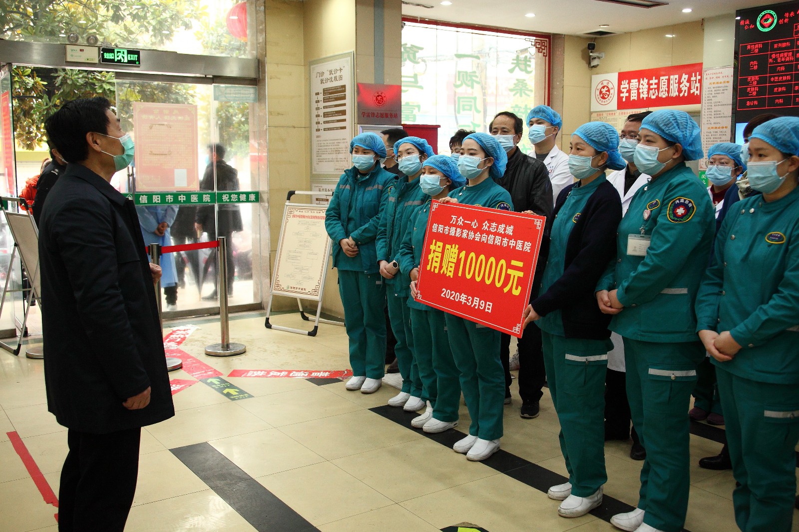 7、_黄楚安代表市卫健委向中医院医护务工作者表示赞扬并给予鼓励--杨杰摄.JPG