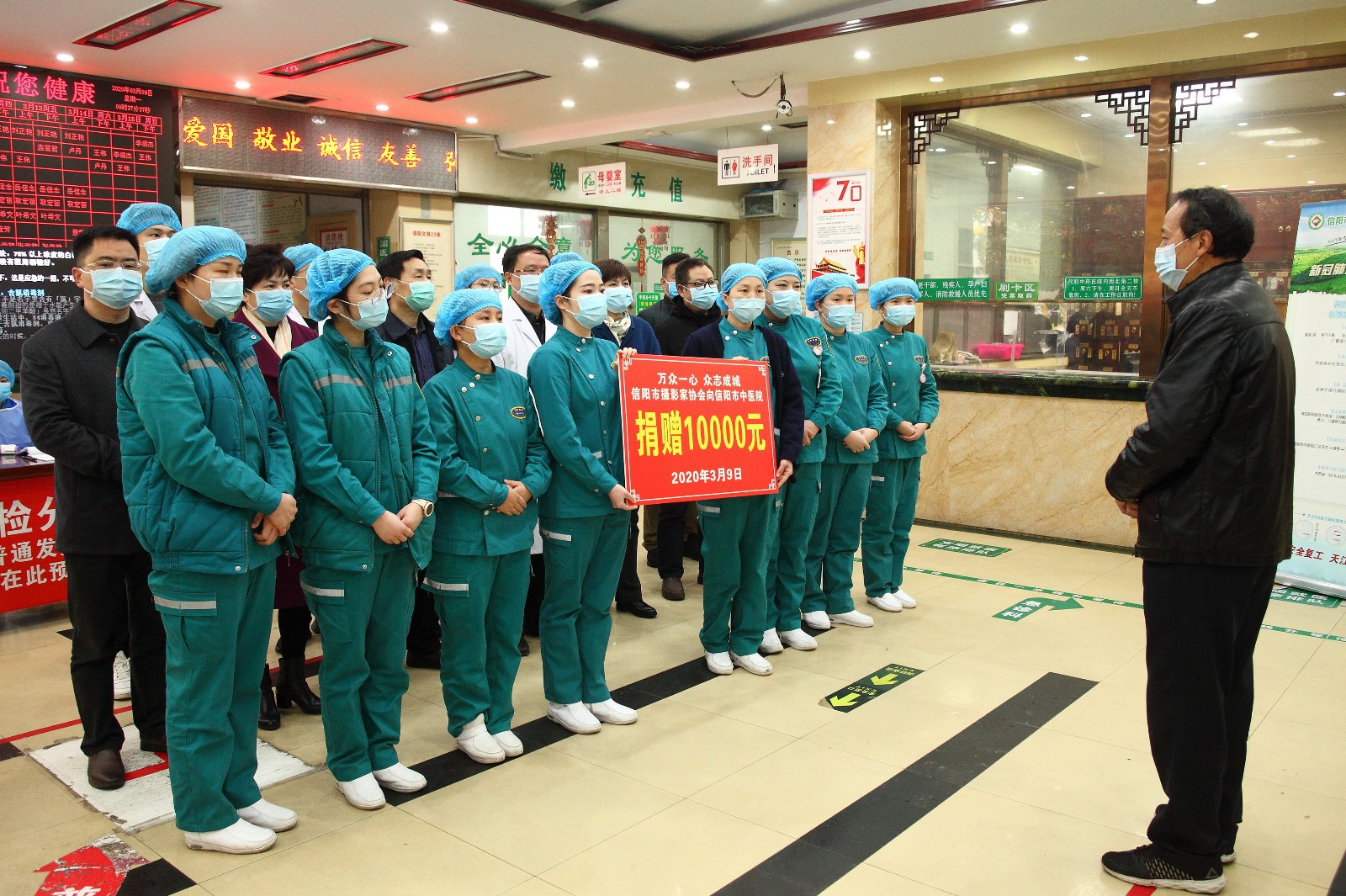 8_石文涛代表市摄影家协会向战斗在一线的医护人员表示崇高的敬意和衷心的感谢--杨杰摄.JPG