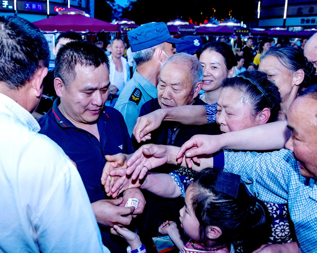     仪陇县庆五一地方土特产购物节落下帷幕