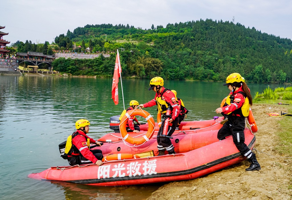 中旅网南充站走进阳光救援队水上应急演练拍摄活动