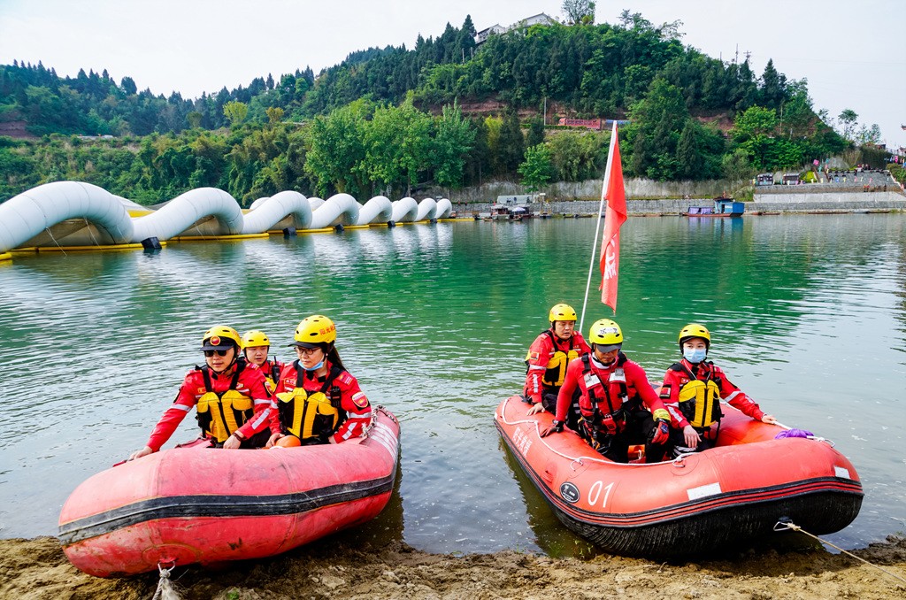 中旅网南充站走进阳光救援队水上应急演练拍摄活动